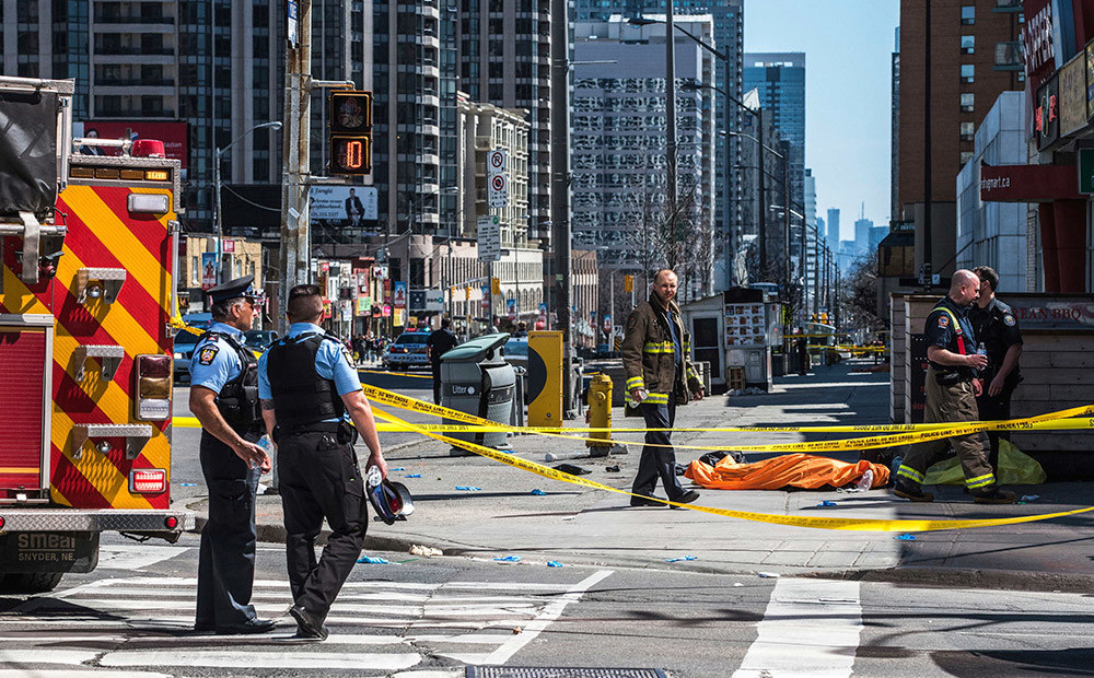 Toronto gājējos ietriecies busiņš, nogalinot 9 un ievainojot 16 cilvēkus