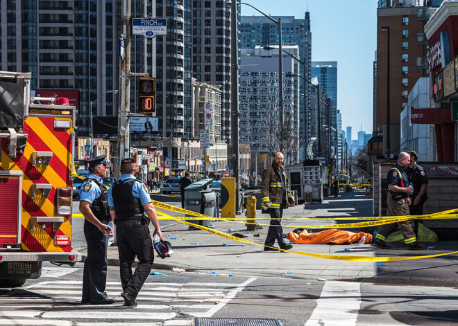 Toronto gājējos ietriecies busiņš, nogalinot 10 un ievainojot 16 cilvēkus