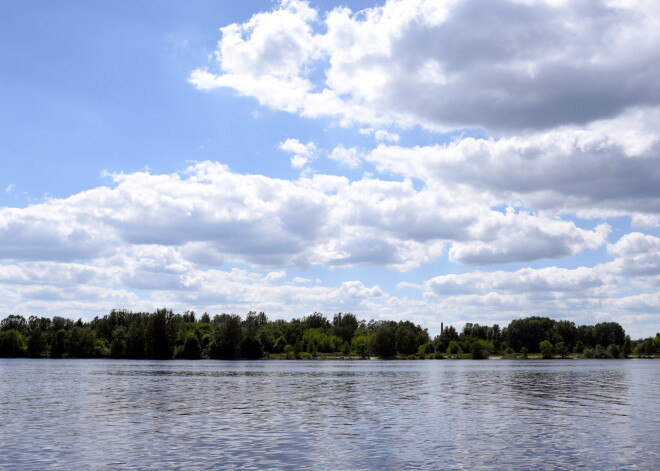 Glābēji no Daugavas izcēluši noslīkušu cilvēku