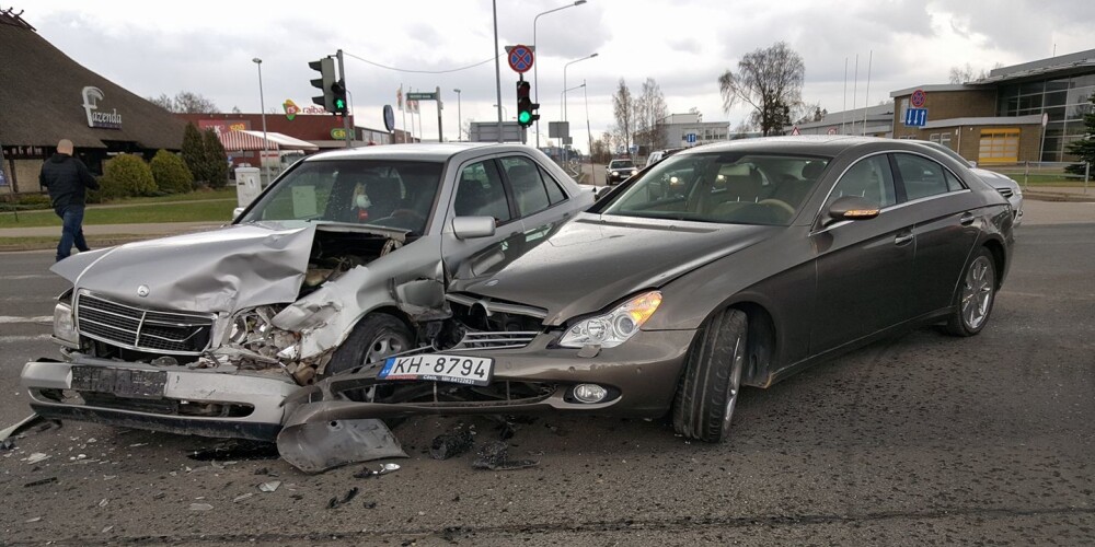 “Meršu” cīņas Siguldā. Krustojumā pamatīgi sadauza divus “Mercedes-Benz” auto