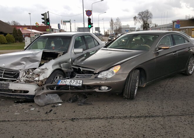 “Meršu” cīņas Siguldā. Krustojumā pamatīgi sadauza divus “Mercedes-Benz” auto