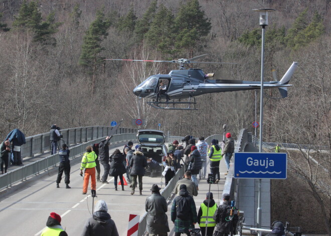 FOTO: virs Gaujas tilta Siguldā lidinās helikopters un skan šāvieni