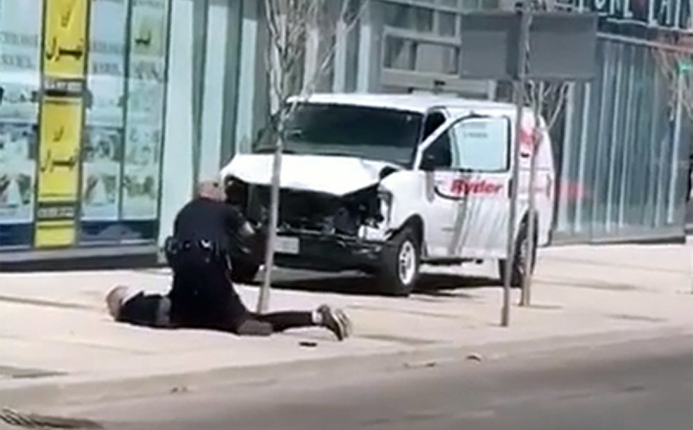 Publicēts video, kurā redzams, kā Toronto policists bez neviena šāviena aiztur busiņa vadītāju