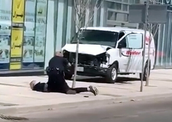 Publicēts video, kurā redzams, kā Toronto policists bez neviena šāviena aiztur busiņa vadītāju