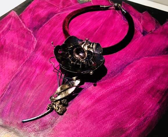 Māria Šustiņa kaklarotas eleganti iekārtojušās uz Ilzes Līderes ziedu gleznām