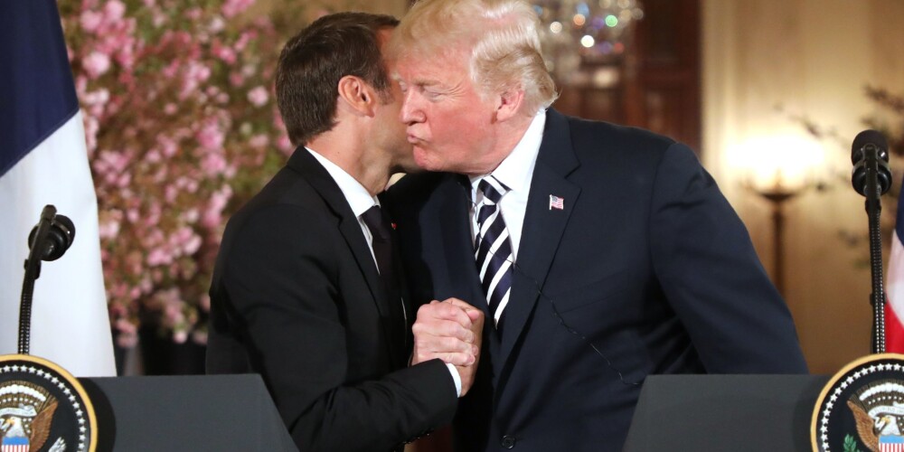 "Man viņš baigi patīk!" - Trampa un Makrona īpatnējais rokasspiediens un skūpsts uzspridzina internetu