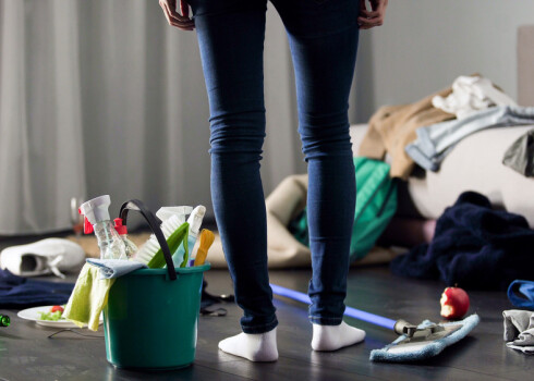 Ja neatliek laika dažādu sīku priekšmetu kārtošanai, bez liekas prātošanas savāc vienā atvilktnē vai paslēp skapī. Pirmais solis kārtības ieviešanā būs sperts.