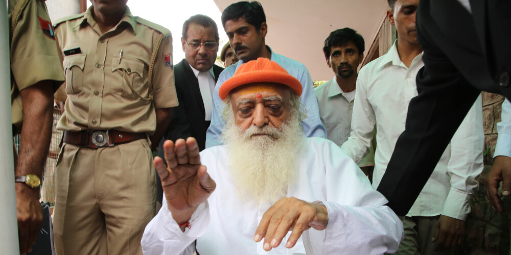 Indijas tiesa atzīst pazīstamā guru vainu pusaudzes izvarošanā