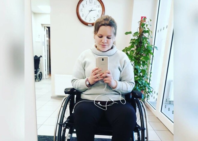 22 gadus vecā Elvīra spiesta dzīvot veco ļaužu pansionātā - valsts nevar viņai palīdzēt ar invalīdam piemērotu dzīvokli