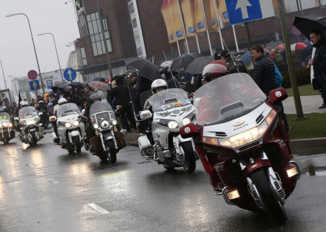 Motosezonas atklāšanas laikā Rīgā ierobežos satiksmi un mainīs sabiedriskā transporta kustību