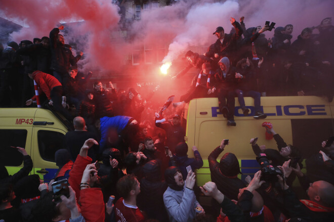 Futbola fanu nekārtības pirms spēles netālu no Enfīldas stadiona. 