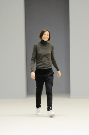 Dizainere pēc rudens/ziemas 2011 skates.