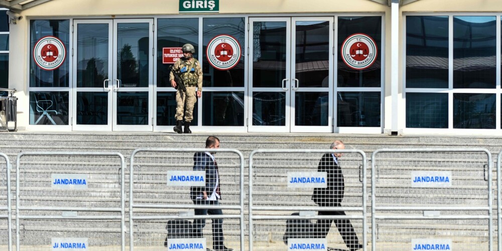 Turcijas tiesa piespriež cietumsodus "Cumhuriyet" žurnālistiem