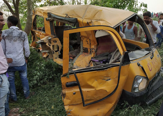 Šofera nolaidības dēļ sadursmē ar vilcienu Indijā gājuši bojā 13 skolēni