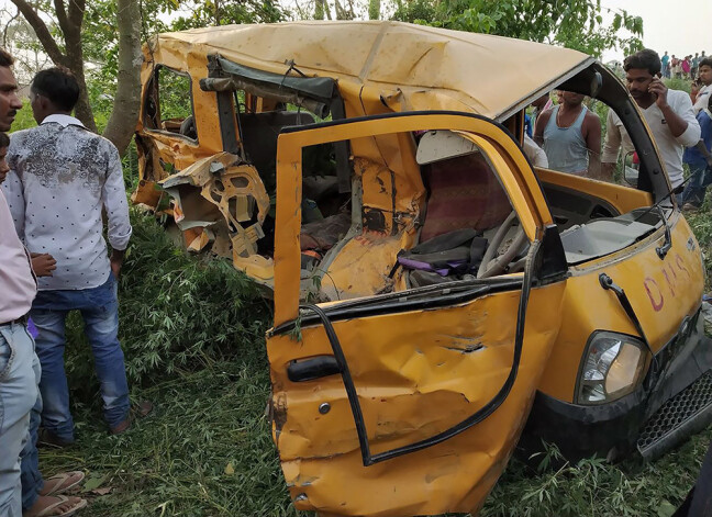 Sadursmes rezultātā nelielais skolas autobuss uzlidoja vairākus metrus augstu gaisā.