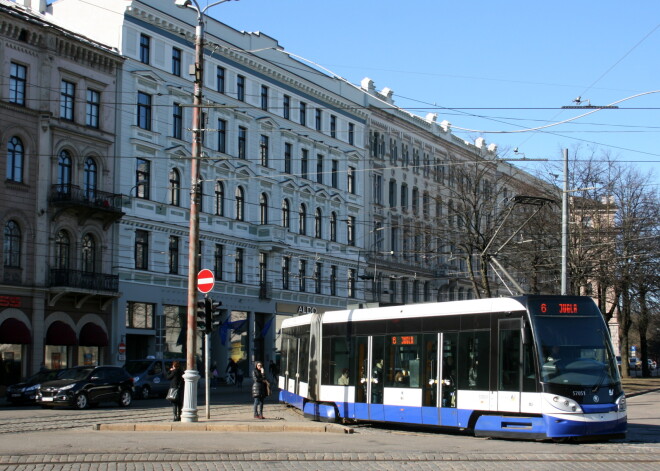 30. aprīlī, 1. un 4. maijā paredzētas izmaiņas sabiedriskā transporta, autostāvvietu un klientu apkalpošanas centru darbībā