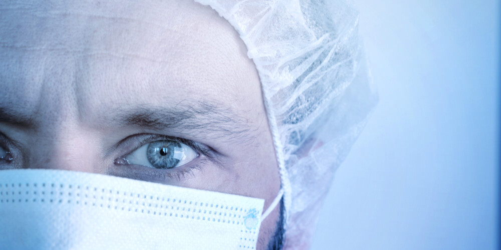 Policija Vīnē aiztur leikēmijas pacientu, kurš aizsedza seju, lai nesaķertu kādu vīrusu