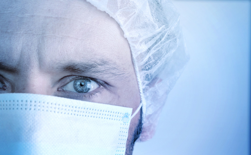 Policija Vīnē aiztur leikēmijas pacientu, kurš aizsedza seju, lai nesaķertu kādu vīrusu
