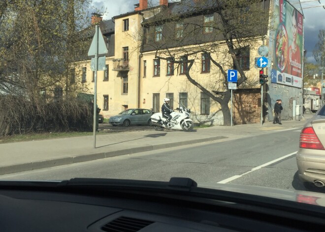 Portāls Jauns.lv saņēmis kāda dusmīga lasītāja atsūtītas bildes, kurās redzams, ka ceļu policijas darbinieki nestrādā gluži tā, kā to pērn solīja Valsts policijas priekšnieks Ints Ķuzis.