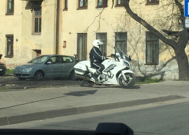 Dienas foto: jo ceļu policisti vairs krūmos neslēpjas, tagad viņi darbojas māju aizsegā