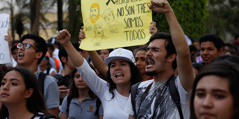 Tūkstošiem cilvēku demonstrācijā Meksikā pieprasa taisnību brutālā studentu slepkavības lietā