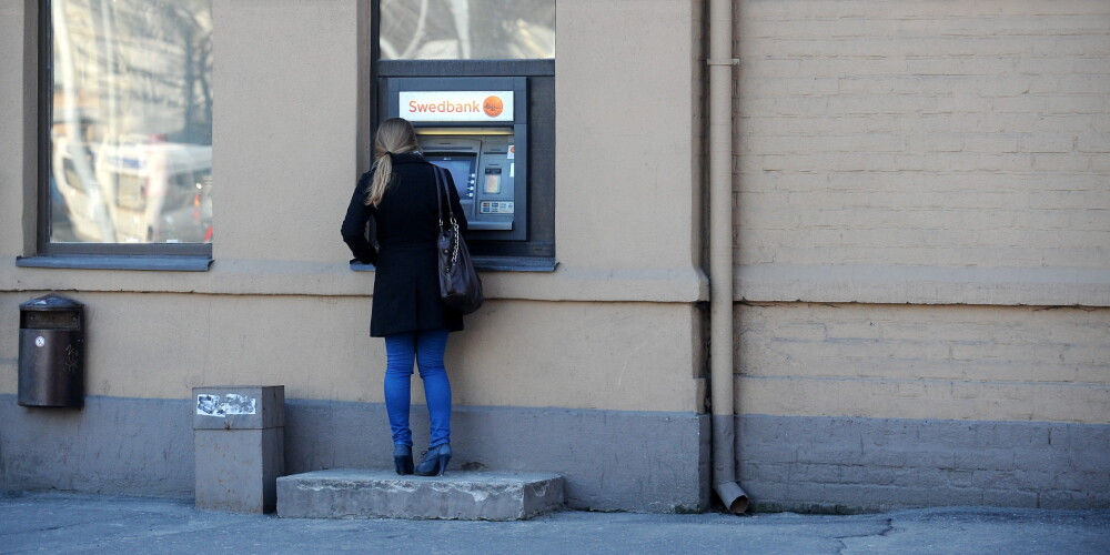 Kur pazūd “Swedbank” bankomāti? Rīdzinieki novērojuši, ka to kļūst arvien mazāk