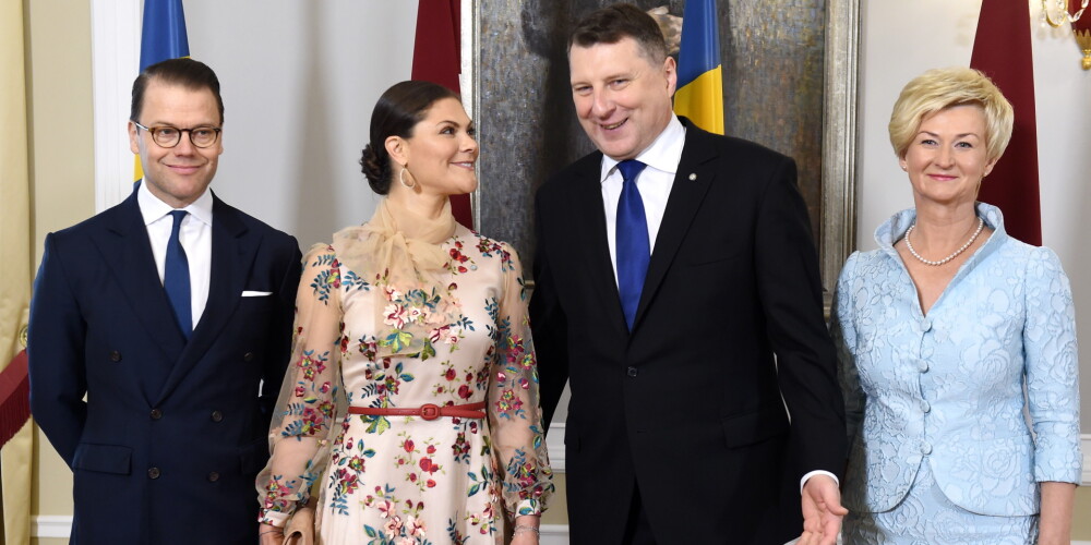 FOTO: Vējoņu pāris Rīgā uzņem Zviedrijas kroņprincesi Viktoriju un princi Danielu