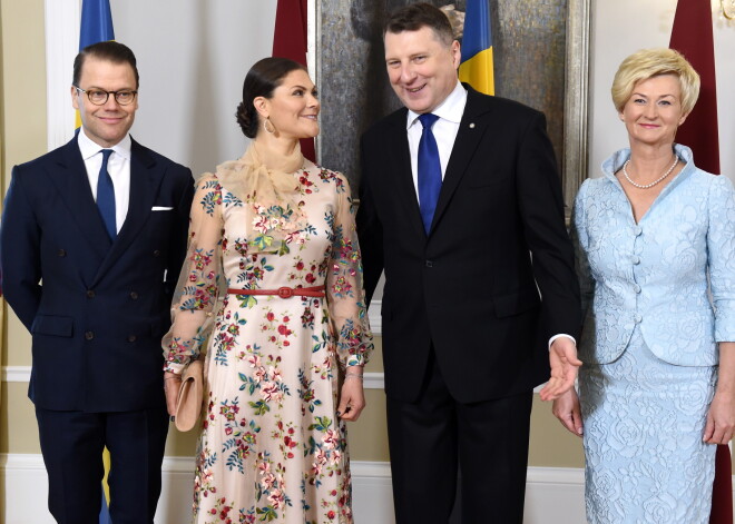 FOTO: Vējoņu pāris Rīgā uzņem Zviedrijas kroņprincesi Viktoriju un princi Danielu