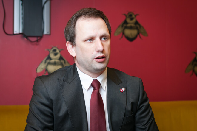 Jānis Eglītis par pašvaldību un Vides aizsardzības un reģionālās attīstības ministrijas konfliktu: „Pat darba devējs nedrīkst atbrīvot darba ņēmēju tikai tāpēc, ka viņš viņam nepatīk”.