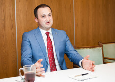 Romāns Naudiņš: „Problēma valsts pārvaldē un politikā ir tā, ka tajā ir ļoti maz cilvēku, kas nākuši tieši no uzņēmējdarbības, kas spētu tautsaimniecībai ļoti būtiskus jautājumus rūpīgi izsvērt un analizēt”.