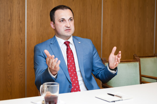 Romāns Naudiņš: „Man ļoti žēl, ka Latvijas valstij nepieder neviena banka, man par to tiešām sāp sirds”.