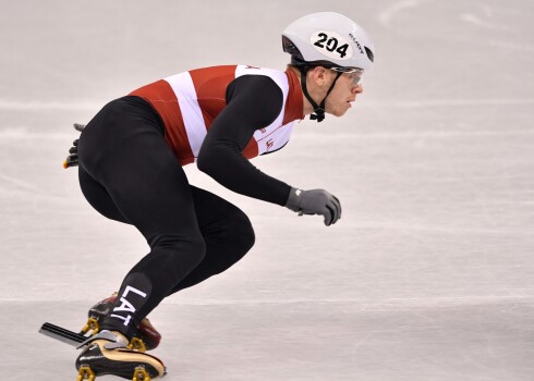 Latvia's Roberto Pukitis competes in the men's 1,000m short track speed skating heat event during the Pyeongchang 2018 Winter Olympic Games, at the Gangneung Ice Arena in Gangneung on February 13, 2018. / AFP PHOTO / Mladen ANTONOV