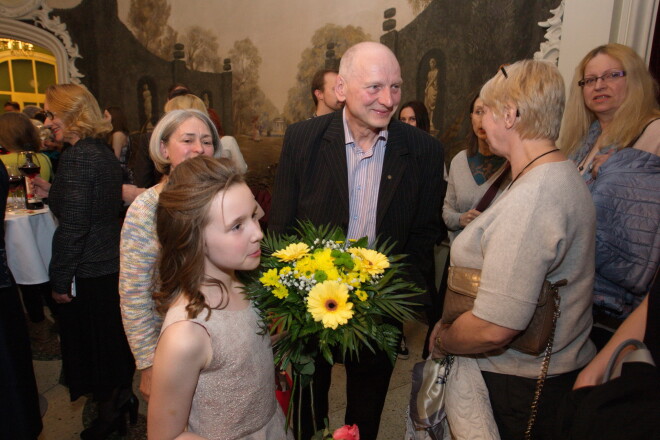 Dainis Īvāns ar kundzi Elvīru (pa kreisi) un Rūta pieņem eksministres Karinas Pētersones komplimentus.