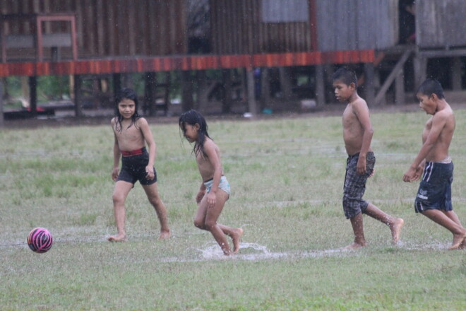 Futbola maču Peru nepārtrauc arī lietusgāze.