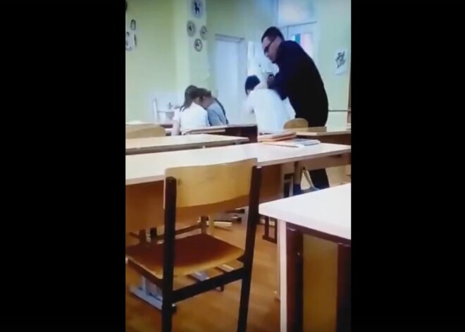 "Твоя мама разрешила": учитель чуть не задушил школьника, пытаясь его успокоить