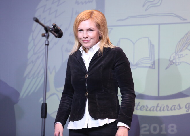 Latvijas Literatūras gada balvas kategorijā "Labākais prozas darbs" par grāmatu "Duna" ieguvēja rakstniece Inga Ābele balvas pasniegšanas ceremonijā.