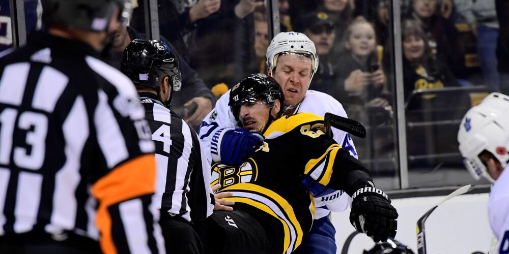 VIDEO: slaveno somu provokatoru Leo Komarovu samulsina NHL pretinieks, kurš bučo viņa kaklu