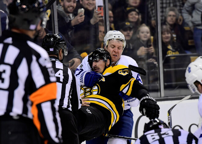 VIDEO: slaveno somu provokatoru Leo Komarovu samulsina NHL pretinieks, kurš bučo viņa kaklu