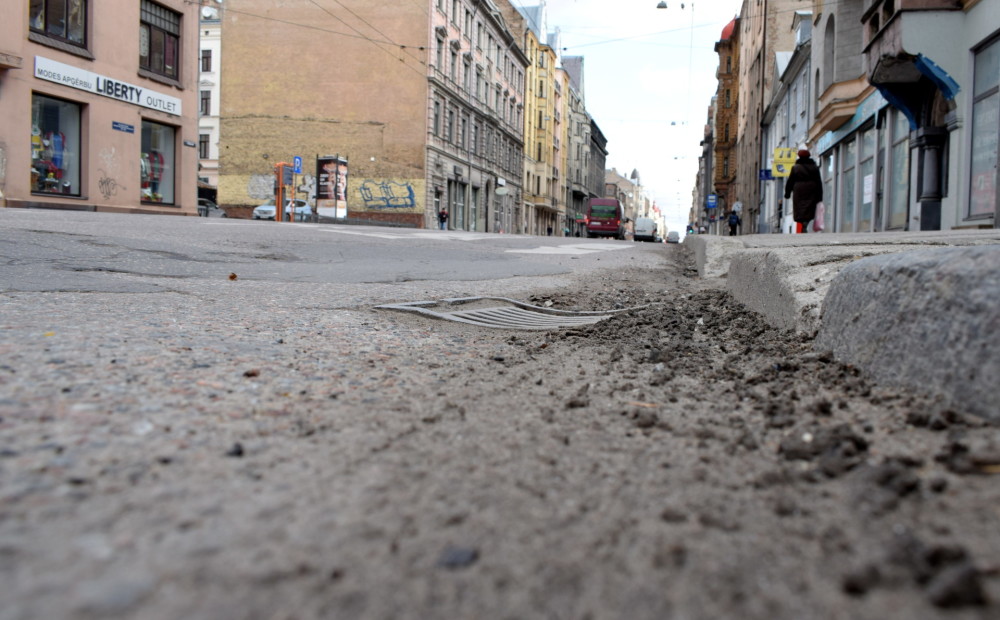 Rīgas dome: no smiltīm attīrīti jau 700 kilometri pilsētas ielu