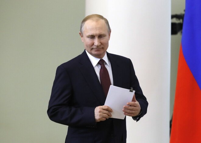 Видео дня: Путин: «Написал, как курица лапой, сам не могу разобрать»