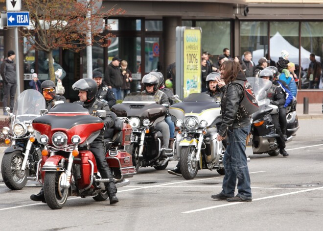 FOTO: ar krāšņu parādes braucienu un vērienīgu tusiņu 4000 baikeru nosvin motosezonas sākumu