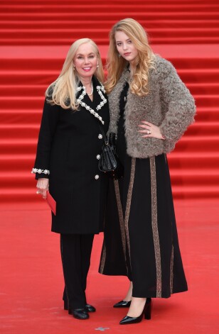 5484829 26.04.2018 Singer Iosif Kobzon's wife with their granddaughter at the closing ceremony of the 40th Moscow International Film Festival. Ekaterina Chesnokova / Sputnik