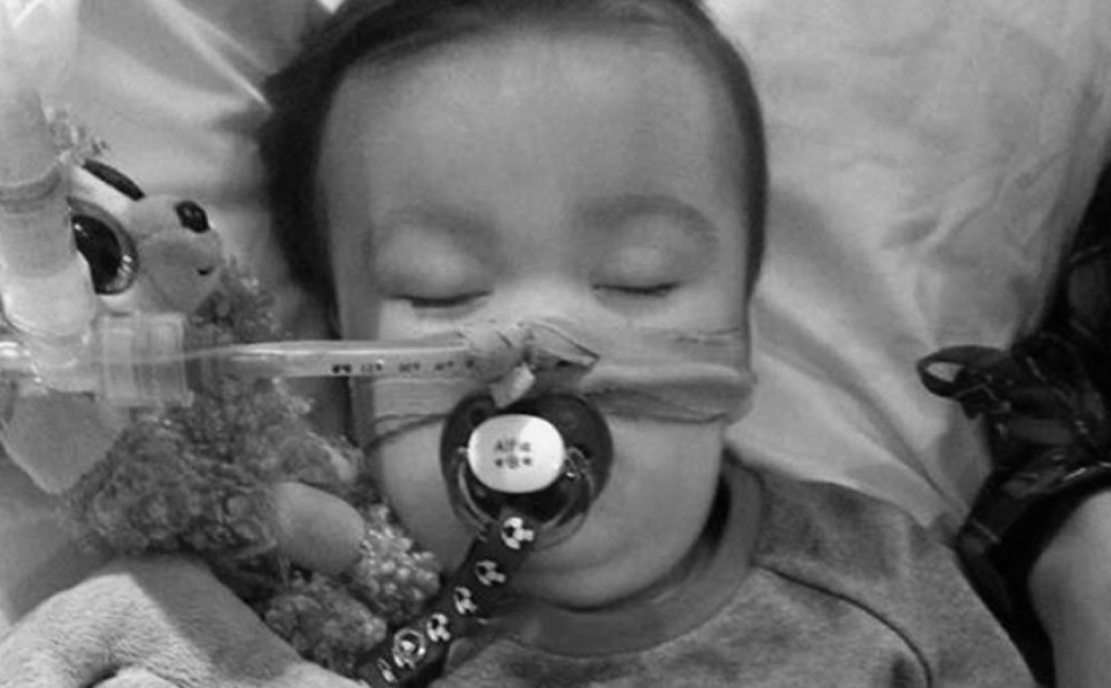 Brīnums nenotika: miris mazais Alfijs Evans, kuru atvienoja no dzīvības uzturēšanas iekārtām