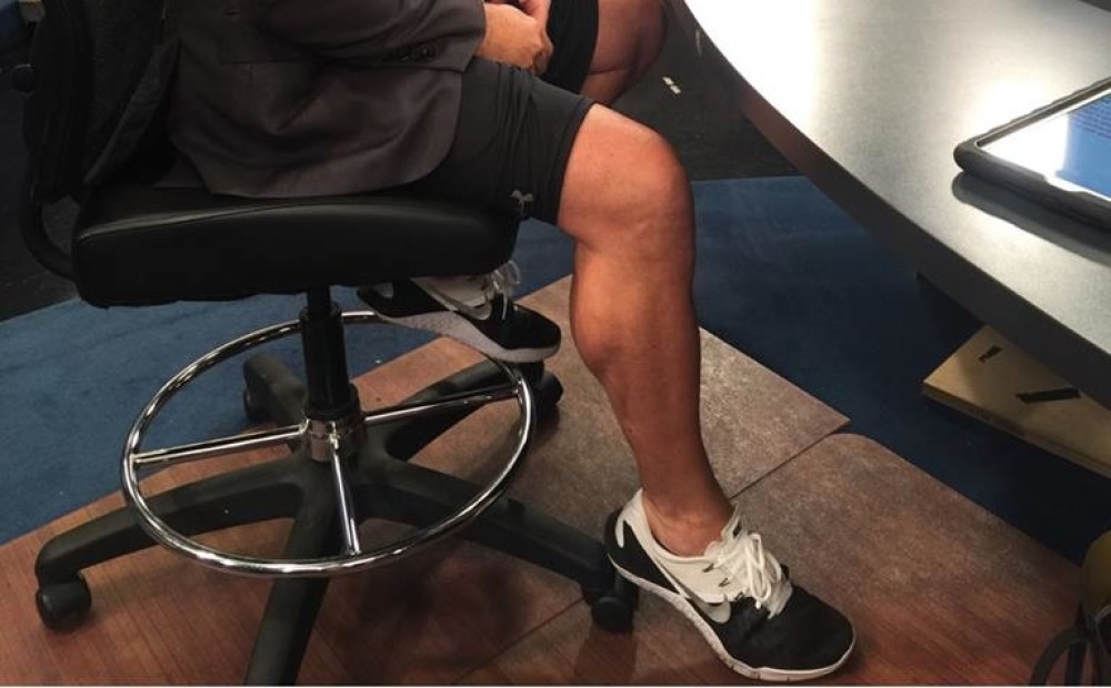 ведущая под столом. телеведущих под столом. ведущая прозрачный стол. телеведущая ножки под столом. телеведущих под столом.