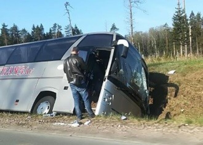 Uz Bauskas šosejas avarējis pasažieru autobuss: pieci cietušie