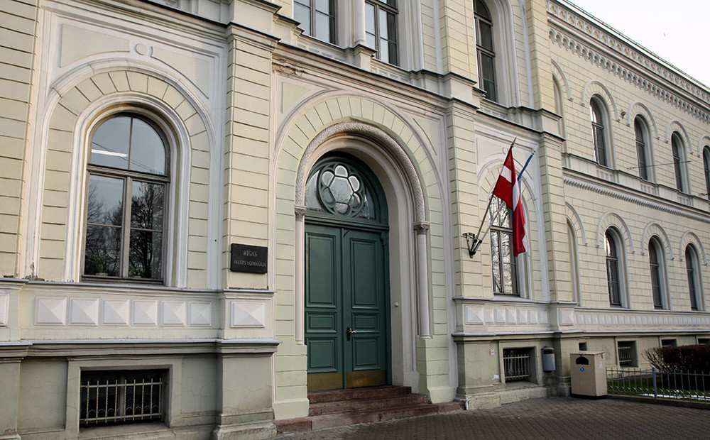 Par 575 000 eiro atjaunos Rīgas Valsts 1.ģimnāzijas fasādi