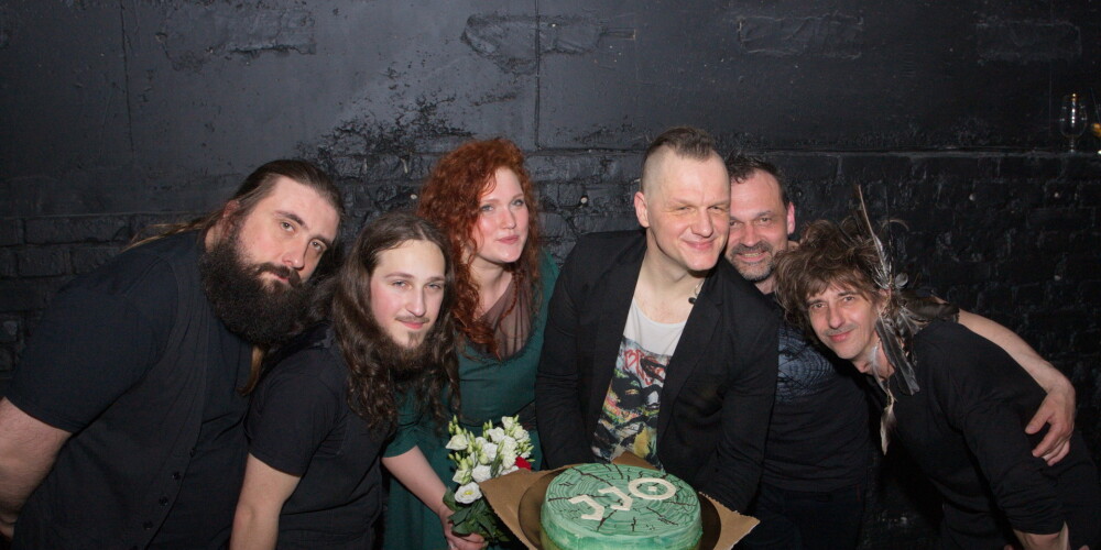 Kaukulis ar grupu albuma "Ieviņa" prezentācijā tiek pie tortes