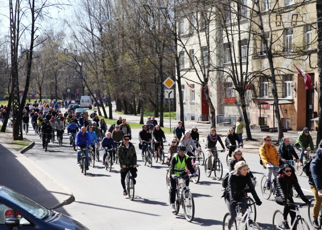 Policija skarbi izsakās par velobraucienu "Kritiskā masa"