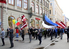 Cilvēki piedalās biedrības "Latvijas Politiski represēto apvienība" rīkotajā komunistiskā genocīda upuru piemiņas gājienā no Okupācijas muzeja līdz Brīvības piemineklim.