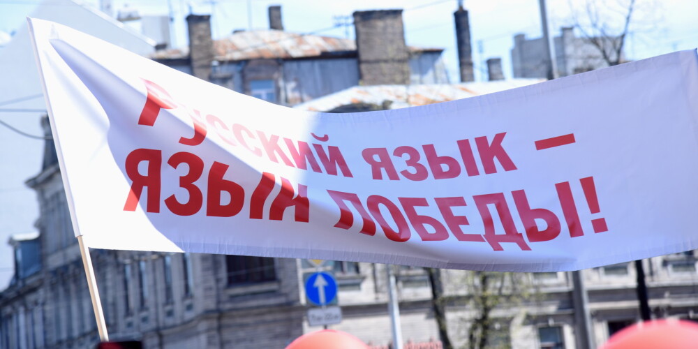 Krievu skolu aizstāvju gājienā ņirb kliedzoši pretvalstiski plakāti